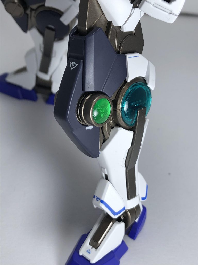 膝のGN粒子貯蔵タンク。ほんとはGNカタールがつくはずですがジャンクで装備が一切なかったので笑