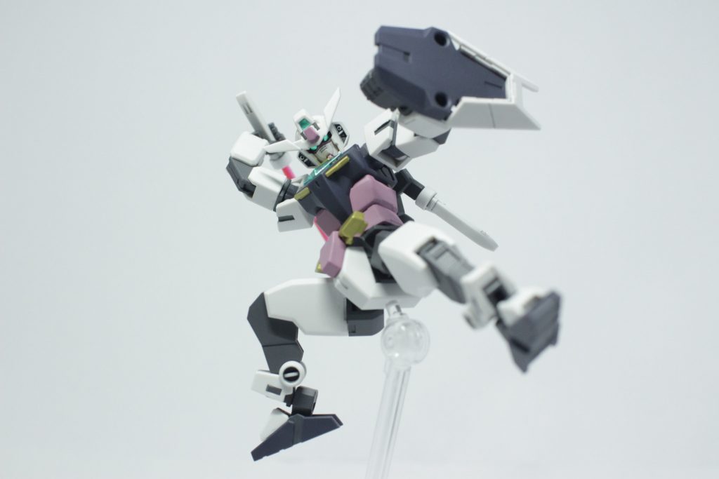 コアサーベル
ダガーサイズでも充分大きく見えますねぇ
私は組んでないんですけどマーズフォーとヴィートルーはサーベルの色違うらしいんでその辺の差分もいいですね。