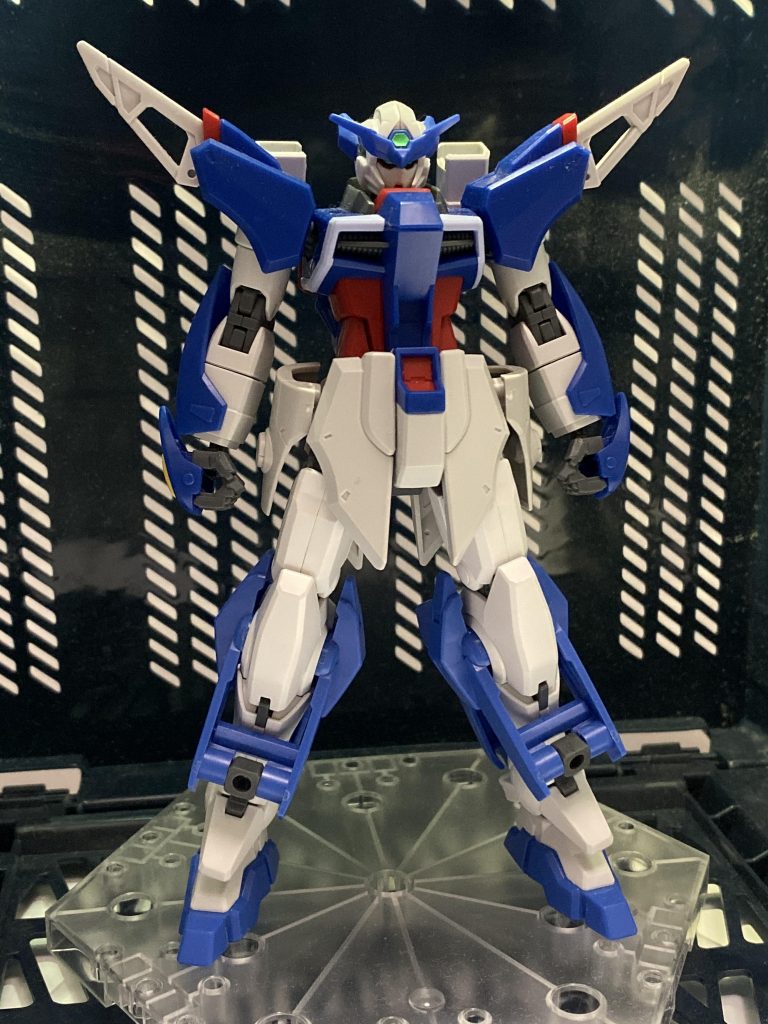 とあるコロニーに暮らす少年の両親が数十年前に軍の開発部でMS用新兵器と新型戦闘学習AI搭載機の実験機として開発していた試作型モビルスーツ。固定武装はビームブーメラン、掌部ビーム砲、ビームシールド発生器を各2基ずつと意欲的なものが揃っており、基本的にはそれ以外の武装は持たないが、機体各部に配置されたマウントラッチによって追加装備を運用することができる