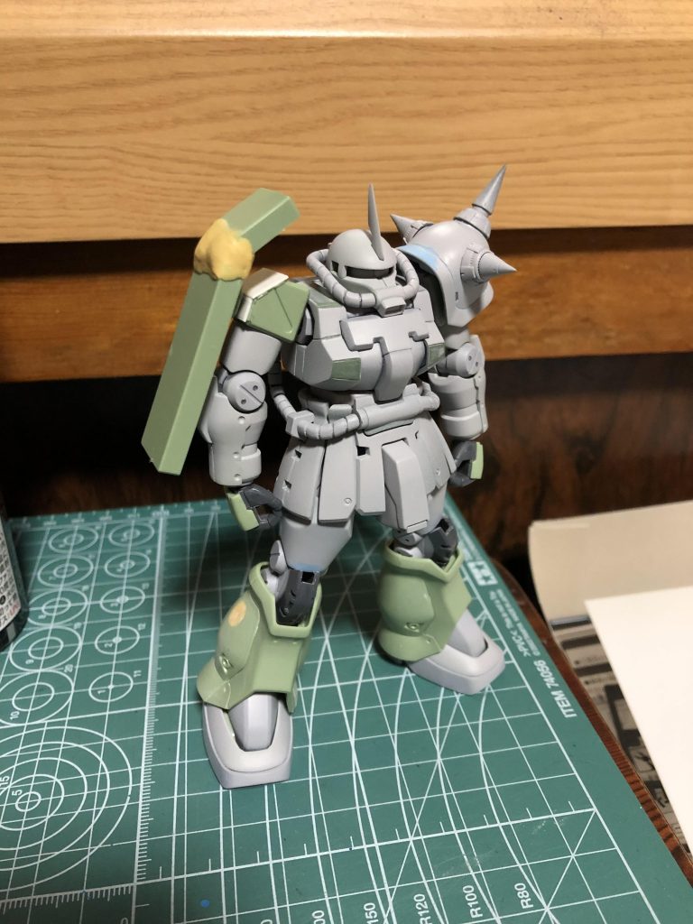 色を塗らないとただのF2ザクですね💦