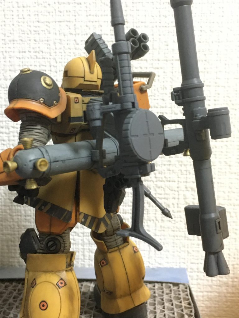 背面。武器、バックパックはウェザリングカラーだけ。足の丸みにウェザリングマスター(黒)を入れてます。