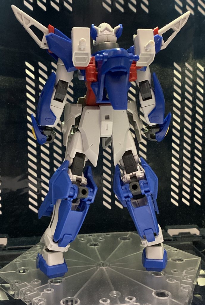 配備された基地との通信を交えての各武装や運動性能のテスト運用を想定していたため、独自の形状をした頭部のアンテナおよび人間における『耳』の部分は通信精度を向上させる役割を果たしている。また、スラスター小型化テストの一環として機体背部・両脚後部に試作スラスターが計5基配置され、次世代のMS開発の手がかりとして技術者たちの期待を高めた。

実験機として一通り役目を終えたのち、少年の両親に引き受けられ地下で封印され眠りについた本機だったが、ある《事件》を皮切りに偶然にもこの機体と出会ってしまった少年の手によって、再び目覚めることとなる...