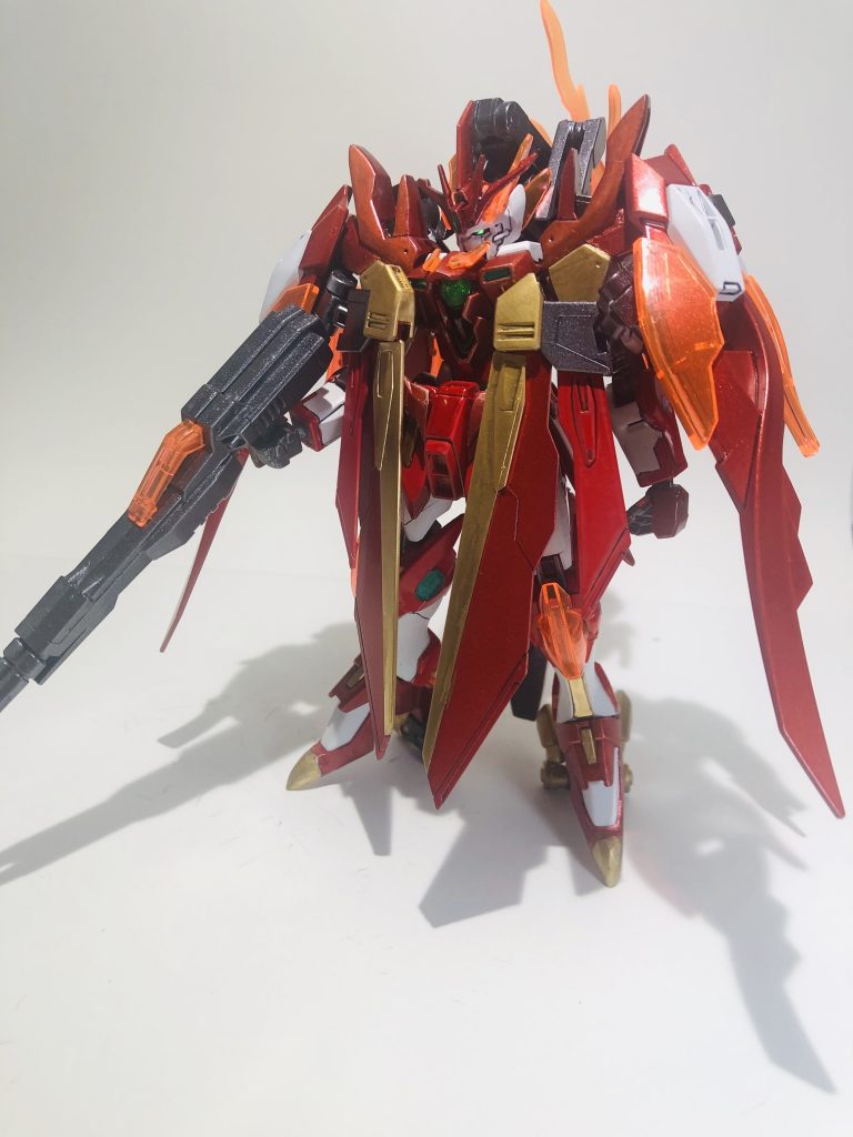 *ツインバスターライフル「エンテイ」(本体防御モード)*
オオトリ合体時の武装その1。
エネルギーを本体から供給する以外は元のバスターライフルと同様で、分離も可能。
これに関しては一応ちょっとだけギミック(後述)があります。
防御モード、思った以上に金色が映えてて神々しい何かに見える…法王かな?(鳳凰だけに)