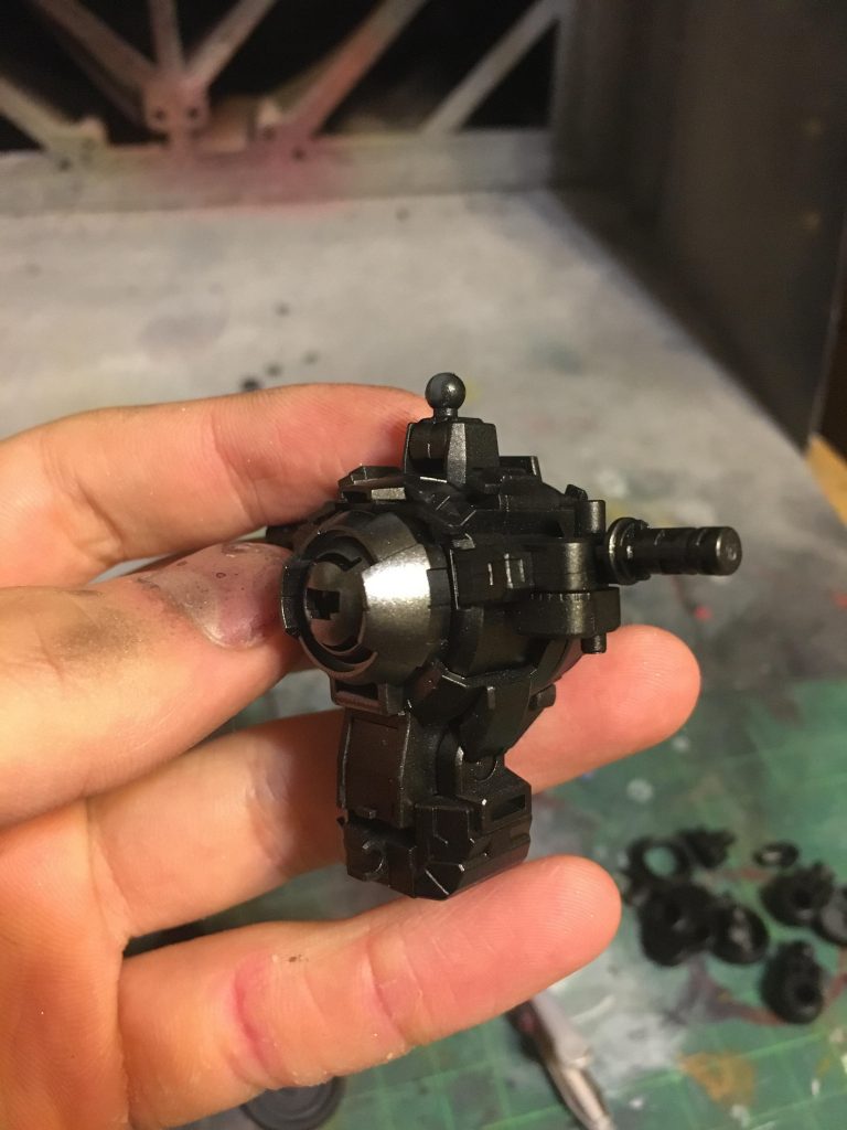 フレームはガイアカラー の黒サフを下地にガンメタルを主に部分的にアイアンで塗装しました。