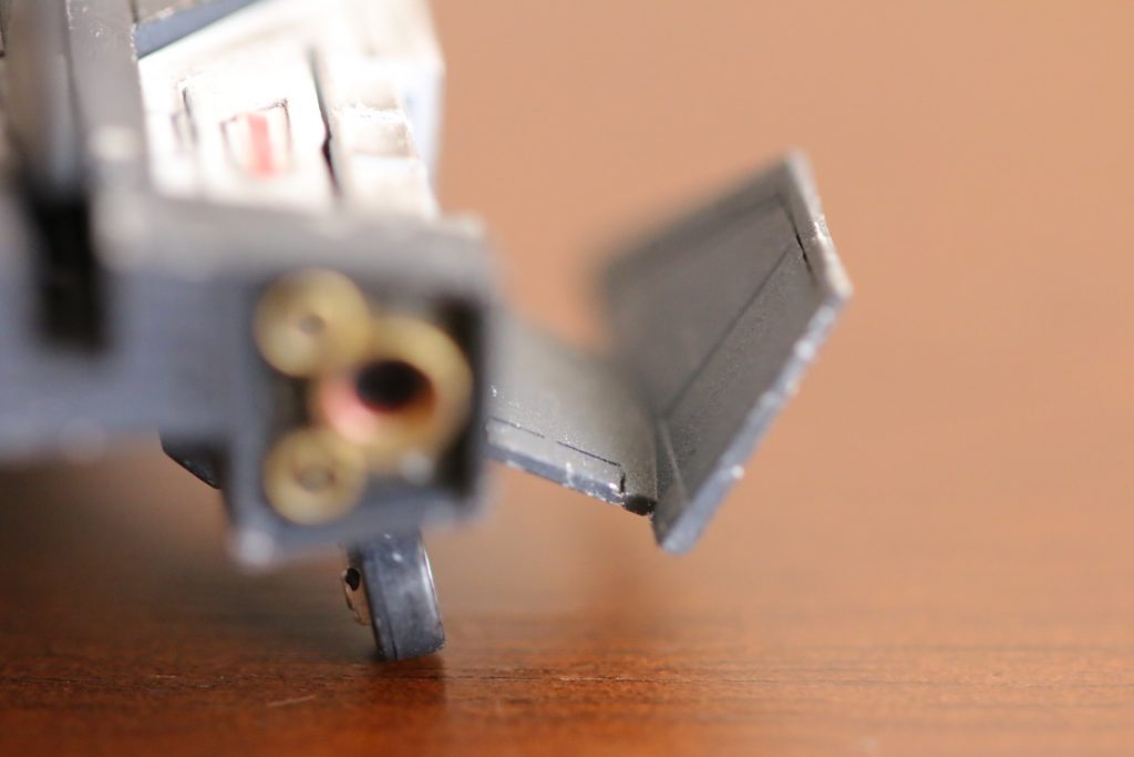 【ウイング】
ちょっとだけスジボリ追加してます。この辺はロットのせいなのか、それとも組み立て方が悪いのか、ちょっとグラグラ。触ると壊れそうだったので、極力そのまま‥‥