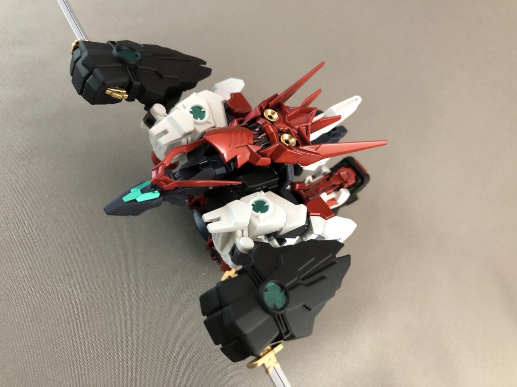 続いてアーマー単独。
一応戦闘機っぽい形にまとまりました。
とはいえ実は引っ掛けているだけの箇所も多々。
