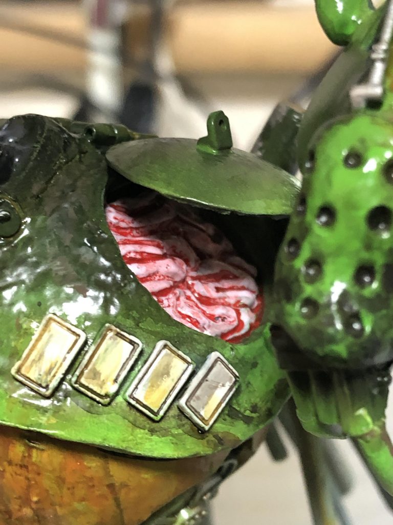 ハロのハッチからは脳ミソがチラ見え。ソロモンエクスプレスのエルメスオマージュ。