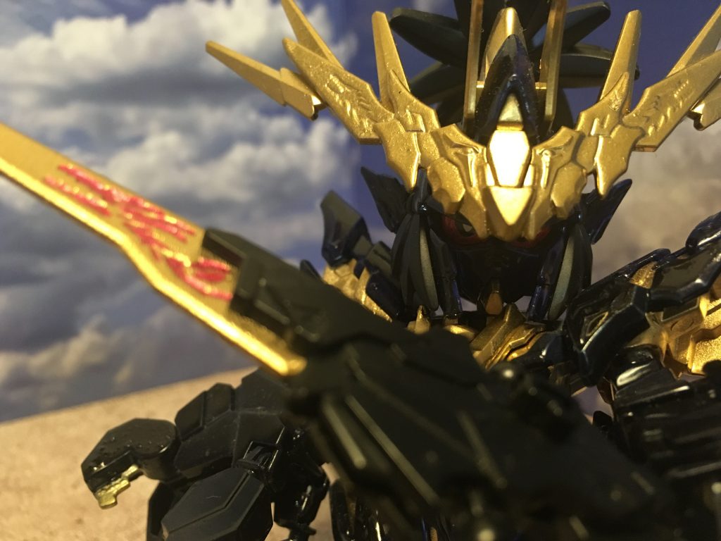 武器も一応持てます。
カラーリング以外には腕、襟巻き？
カブト飾りをいじってます。