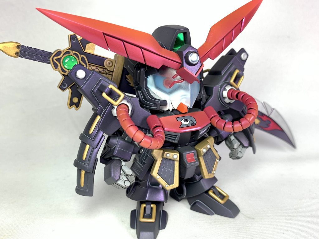 塗装は黒ベースにグラデーションをかけ、一部パーツにアクセントのパープル系のパール塗装を施す予定でしたが…ちょっとクリスタルカラーを吹きすぎました。