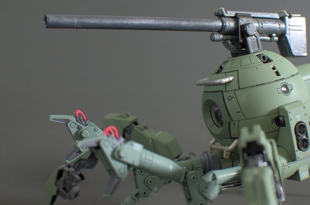 アームの先等の細かい部分はメタリックグレーの筆塗装。