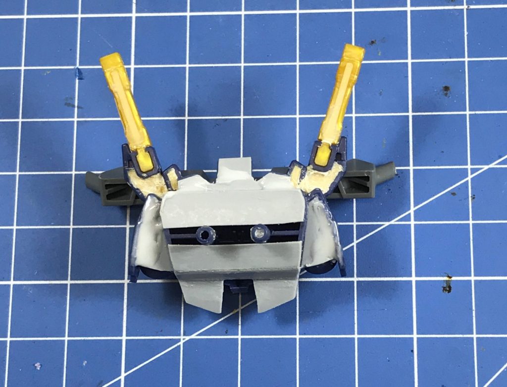 バックパックの裏はプラ板で塞ぐ