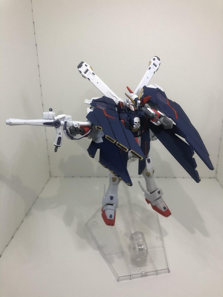 強キャラ特有のよそ見射撃
ザンバスターは専用の持ち手を使うので右手でしか持てません
このキット、組み立ては意外と簡単なんですが、
塗装はちゃんとやろうとするとめちゃくちゃめんどくさいですね
色が足りないところ結構あったり、
細かいところの塗装箇所が多かったりします(シールは付属しますが)
とはいえ見た目はかっこいいですし、
小ぶりなキットですけど満足感は非常に高くて
組んで良かったなって感じです