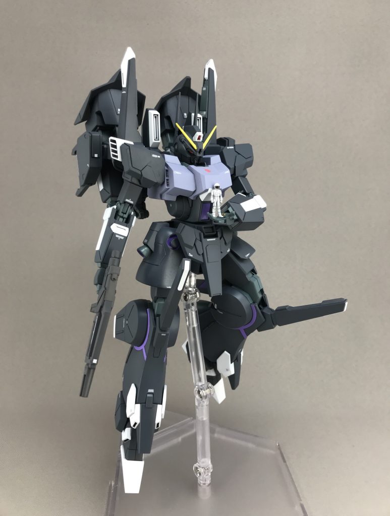 パイロットは何かのMGについていた普通のパイロットフィギュアです。大型キットなのでそんなに違和感ないですね。