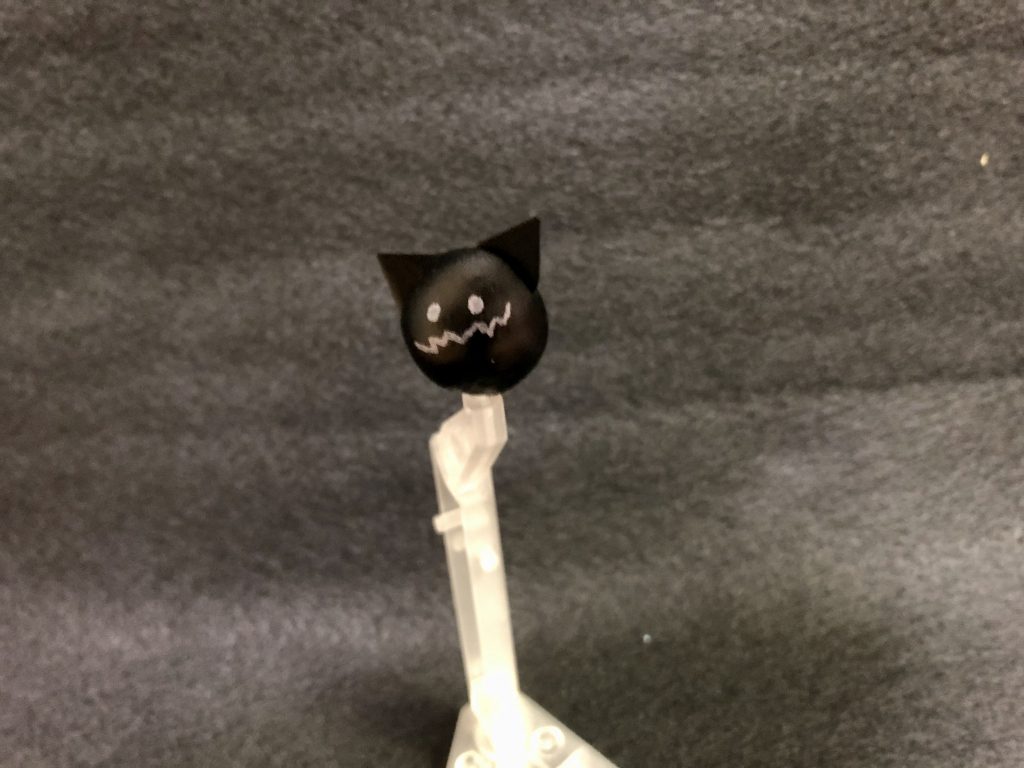 メーアさんの影に棲む魔物、クロ。初立体化！ 耳が大きかったですね……。