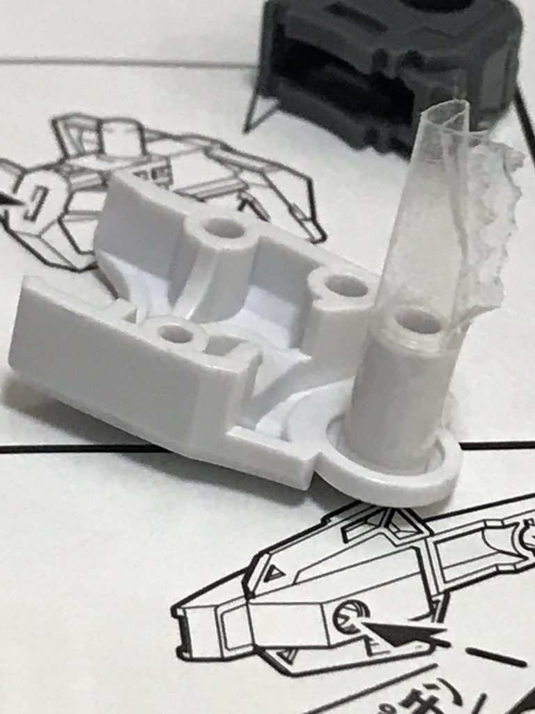 エクシアに限らず00(1stシーズン)のキットは関節がABSで、ブンドドしてるとそのうち擦れてプラが擦り減ったところに隙間ができて関節がクタクタになるのを飽きるほど見てきたので、試しの応急処置的なやり方ではありますが動かした時にプラとABSが直接擦れないように関節の軸側にセロテープを巻きつけてあります。プラスチックはいずれ劣化するものなので、もしかすると何をやっても同じことかもしれませんが^^;