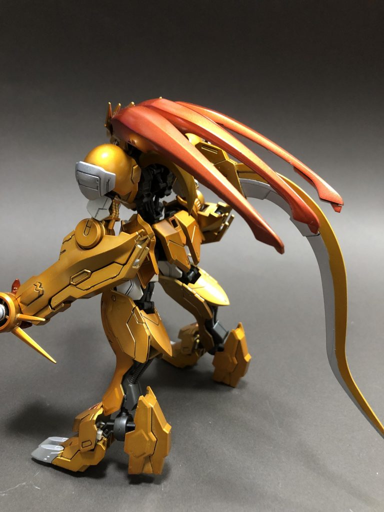 背中から生えている大小の尻尾(?)は
SDのサンドロックとHGのサンドロック改のヒートショーテルをそれぞれ流用。