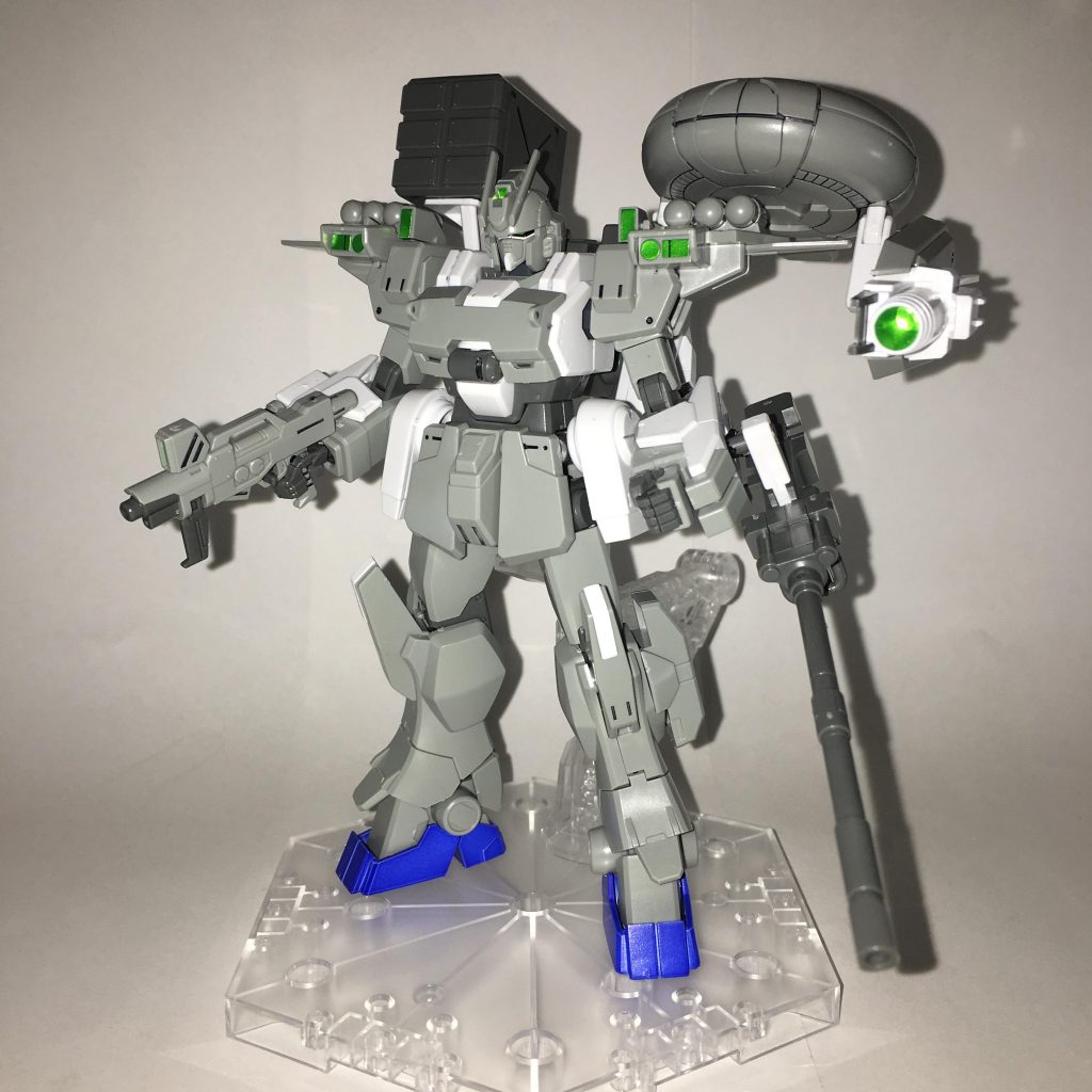 ライブワイヤーは組み立ての際にランナー（部品を繋ぐプラスチックの線）を使用することで、本来接続できない部品同士の接続を可能にしている。また、カラーリングに関してはゼータプラスのC1型を参考にしている。