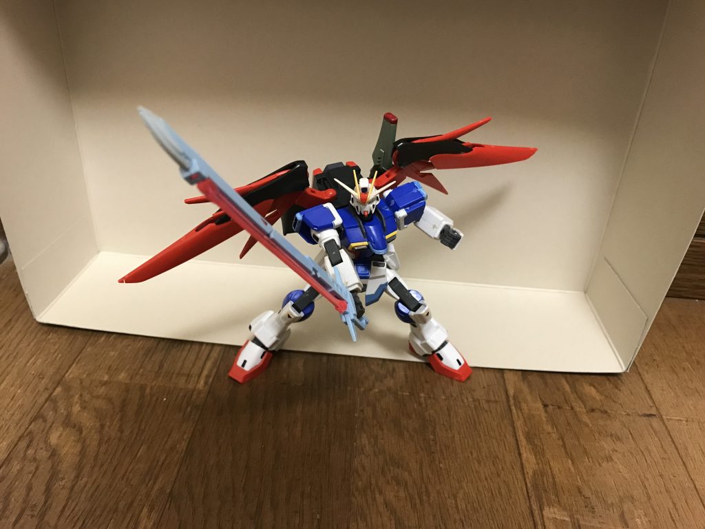 アロンダイト「ZGMF-X42S デスティニーガンダム」が装備していた大型ビームソード。元々のバランスの悪さに加えて、重量が若干増加しているが、斬撃力と強度が大きく強化され、本機のパワーだけで片手で振るう事ができる。折り畳んだ状態でも斧のような使い方ができる。