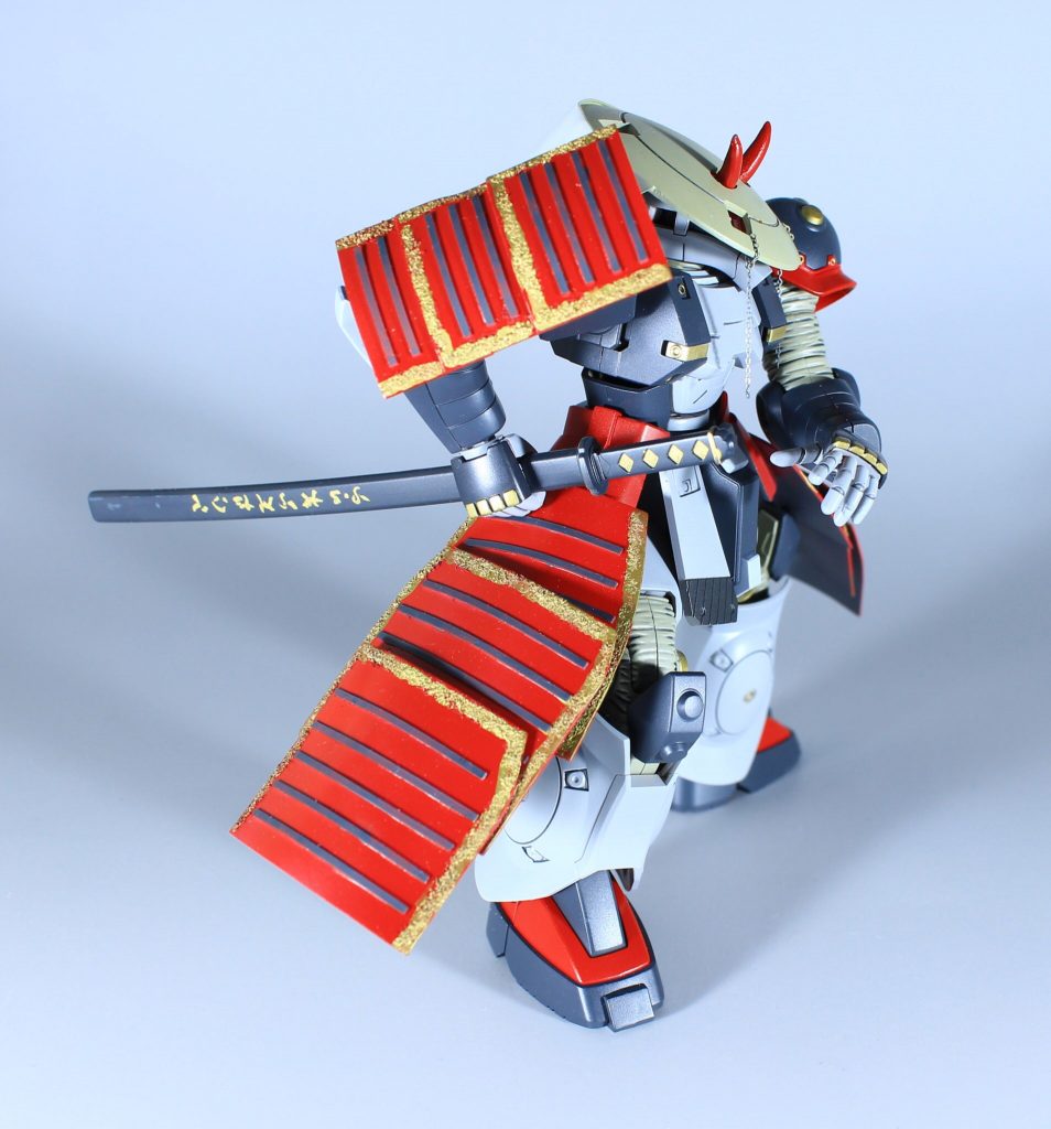 後ろ姿になります。今回甲冑を作成しています。そして意味ありげな鞘の文字、ロマンですね笑