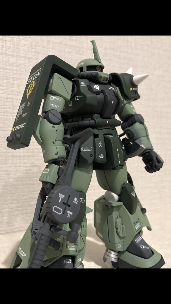 右下からのショット。モノアイはHアイズ2.2mmを開口して埋めてあります。周りはエナメルのクロームシルバーで縁取りしました。全体的に2色だと寂しい気がしたのでアクセントとして膝関節とスパイクはホワイトで塗装してからパール塗装にしました。