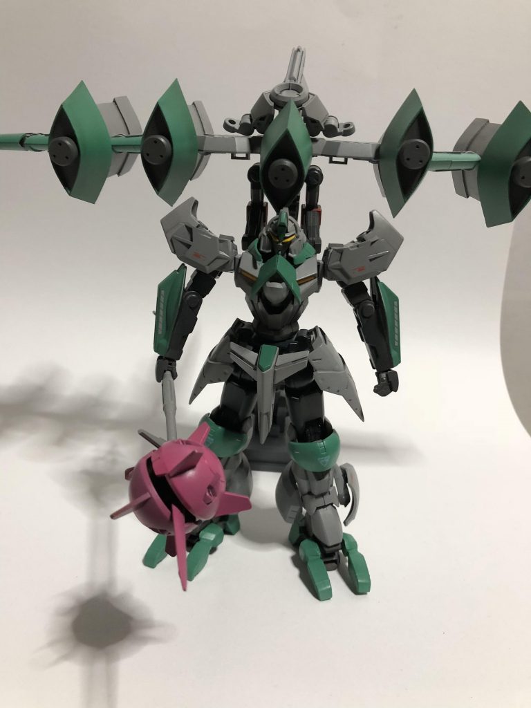 ノーネイムに付属していたジョイントで可動もします。
ビームメイスはアニメは黄色でしたが、ピンクに塗装しました。
ビームメイスはオーガ刃の肩を合わせたモノです。