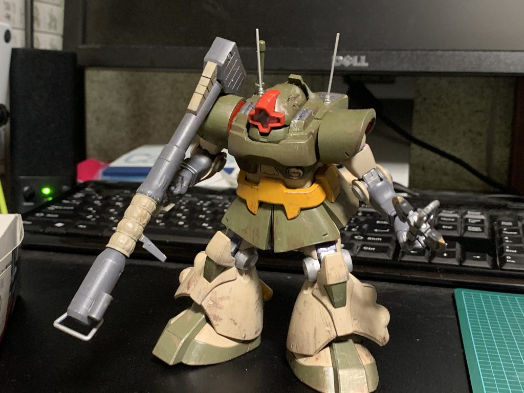 ドムの直系らしいフォルム。
肩のパイプがセクシー。