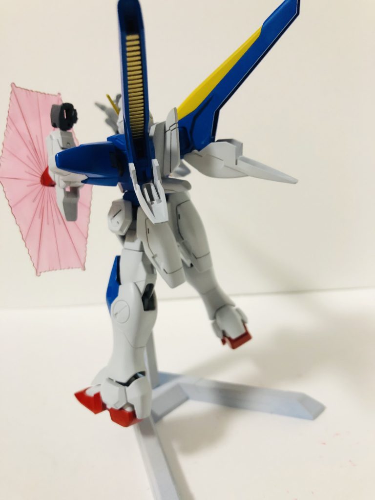 背中のスラスター部は金でなってます
光の翼ぐらい市販のキットにつけといて欲しかった涙