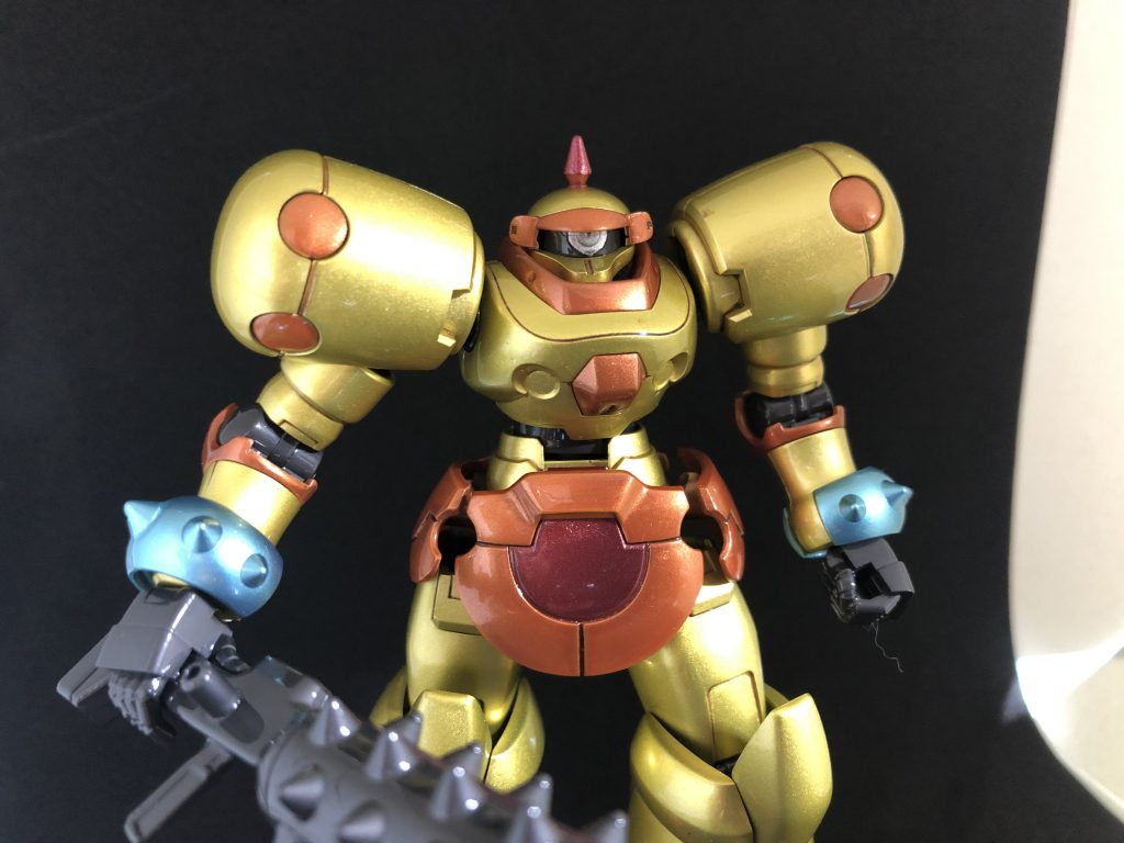 白サフをベースにして、エルドランゴールド、メタリックオレンジ、メタルブラッディレッド、ターコイズメタリック、グラファイトブラックで塗装しました。眼の部分はたまたま見つけたシャンパンゴールドマイカのスプレーを吹き付けました。