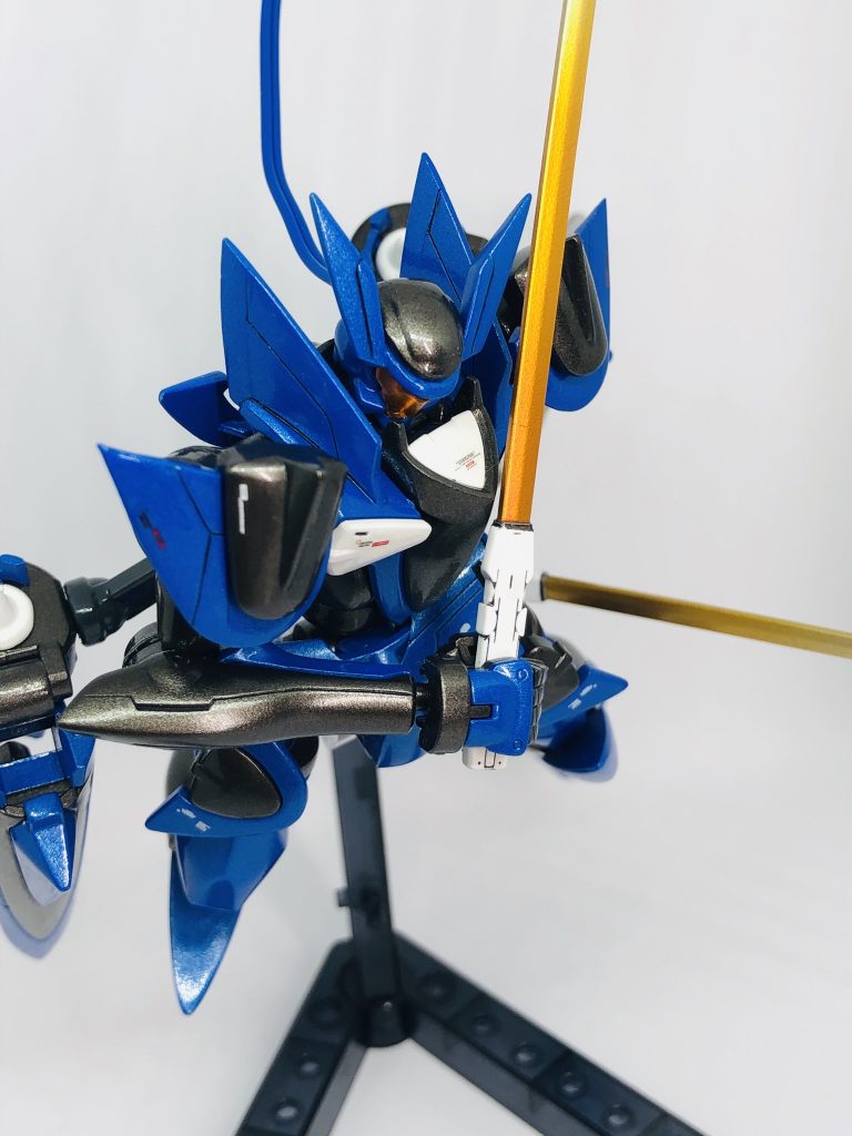 さらに、サーベルにはグラデーション塗装をしています。サーベルはエフェクト一体式だったので1本作るだけでもかなりの時間がかかり、同じ物を2本作らないといけなかったので、辛い作業でした。