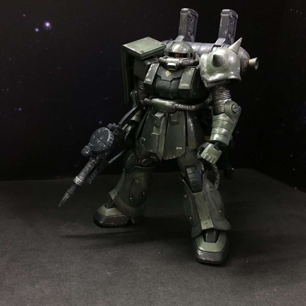 サンダーボルト版 量産型ザク
本体及び武器は全て缶スプレーにて全塗装し、そこからシルバーやウェザリングマスターで汚しています。
ディテール追加で肘関節にモールドパーツを追加、胸部側面にナットパーツを追加しています😄
今回はデカールをかなり控えめにしました💦