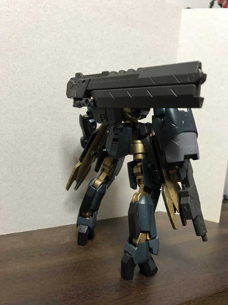 武器などは無塗装です