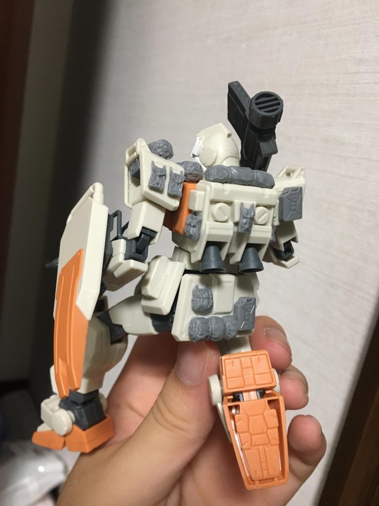 戦車に荷物がいっぱい張り付いてるアレがやりたくて、タミヤの1/48ジェリ缶セットを購入。
ここで肩を小改造してヒートシンクを仕込んでいます。
また、写真は撮り忘れましたが3mm角棒と真鍮線で通信機を左側頭部を削り込んでから設置。