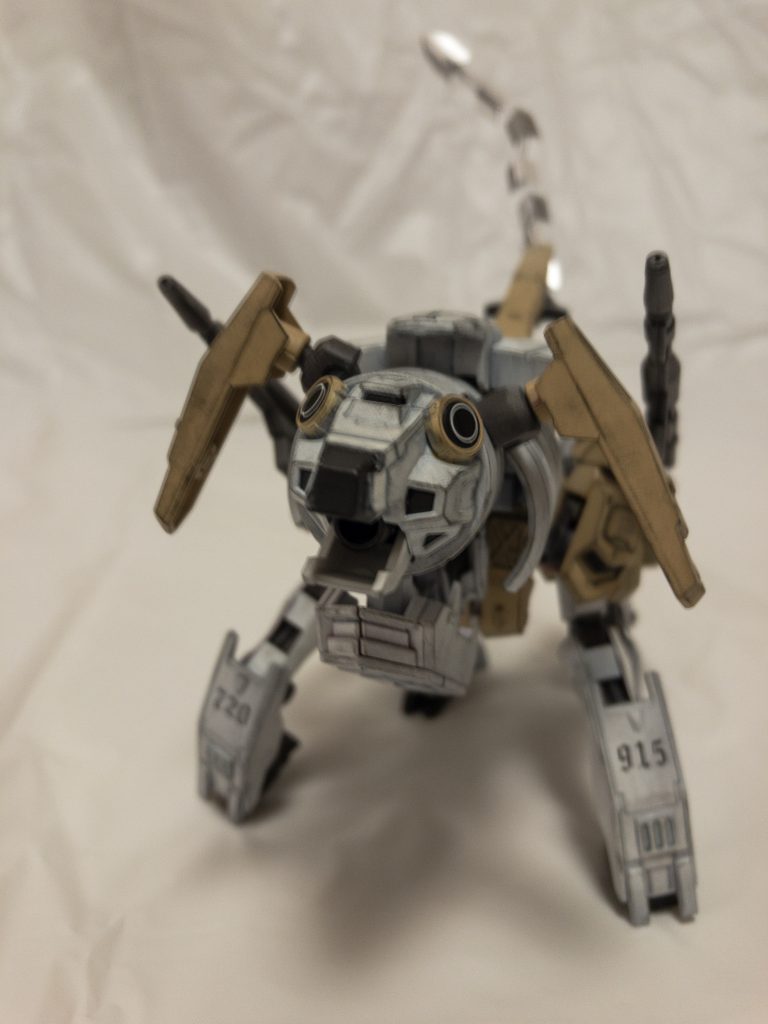 ## D.O.Gモード

*Discharge
Outrange
GN cannon*

の略。
この変形はベース機同様砲撃モードである。
ただしガンプラとして改められているためダインスレイヴではなくGNヘッドキャノンを装備。相手の射程外から高火力のビーム砲撃を行う。
腰部のマシンガンはチャージ中の対空砲火としての役割を果たす。
砲撃モードではあるが、全身のバーニアが後方に向くように配置されているため、*走らせる(飛ばせる)ことは可能*である。