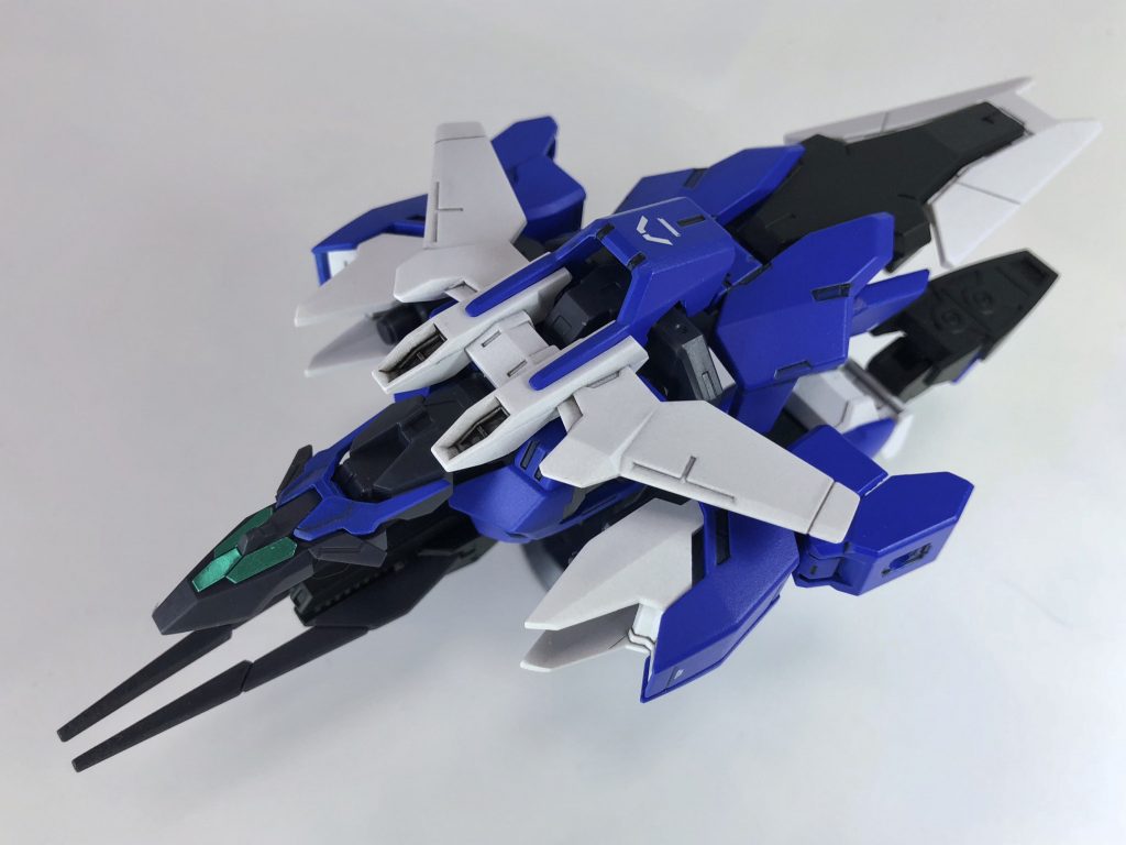 ・アースアーマー
こちらは好みでスカイブルーからコバルトブルーに変更とデカールを配置。やや赤みが加わって力強い色味になります
合体時の塗膜ストレスを考慮して念入りに調整してます