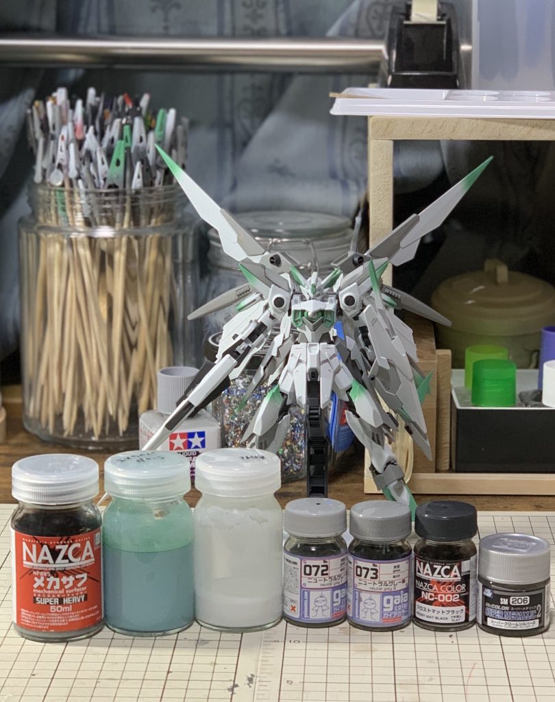 塗料です。
ホワイトだけだと単調になってしまうと思いグレーを2色入れました。
エメラルドグリーンは調色しました。