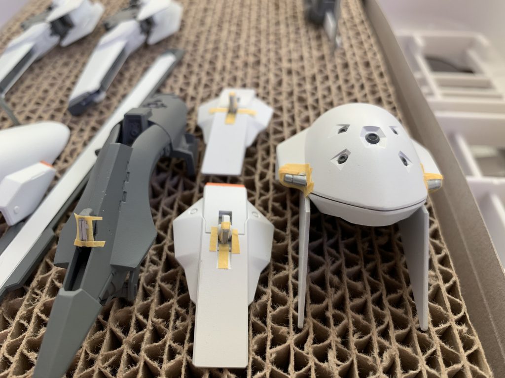 各種センサー部分もマスキングしてからシルバー→クリアグリーンと筆塗り