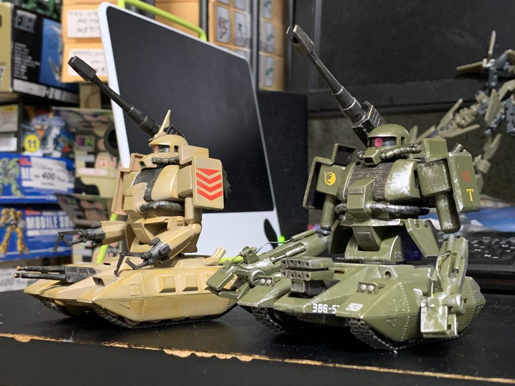 通常機と比較。腕部の差が大きく印象を変えている。