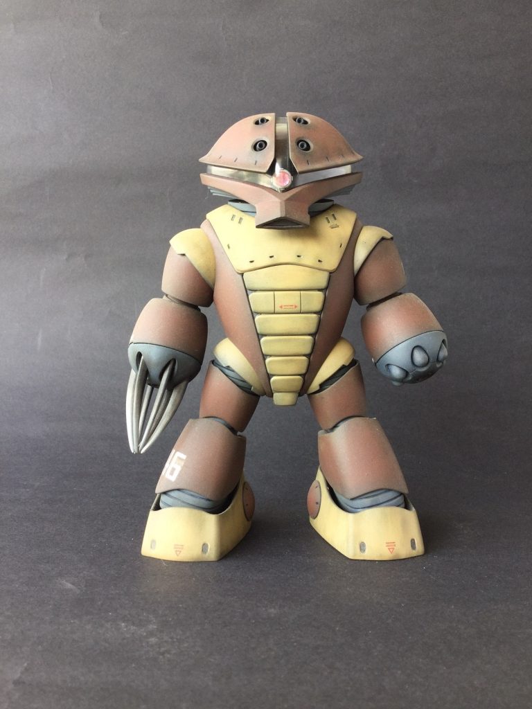 ディティールの彫り直しはしていますが、追加は全くしていません。エッジ出しの逆で、よだれかけ、お腹は角を落として丸みをつけています。ほぼ無改造ですが、モノアイのみビルダーズパーツに交換してあります。