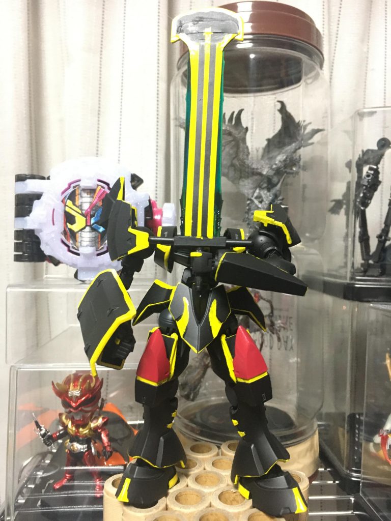 メインウェポンの大型剣:コントラットスパーダ
中軸は実体、刃の外側にビーム刃を展開する強力な近接武装。最大パワーで振り抜けば斬撃を飛ばす事が可能。