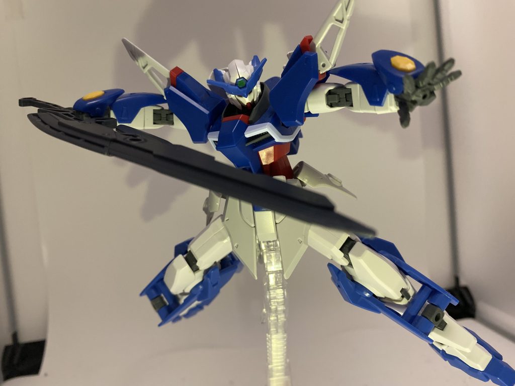 第一の剣〈クアンタムキャリバー〉

テスト運用時に装備していたいくつかの武装のひとつ。月で発見された新素材を用いて開発され、大型ながらモビルスーツが片手で振り回せるほど軽量。質量兵器として運用できるほか、刀身部分を赤熱化させて敵MS、ないし戦艦等の装甲を溶断することもできる。
この剣を添えて、ガンダムクアンタムエクシアは少年たちの暮らすコロニーに封印されていた。