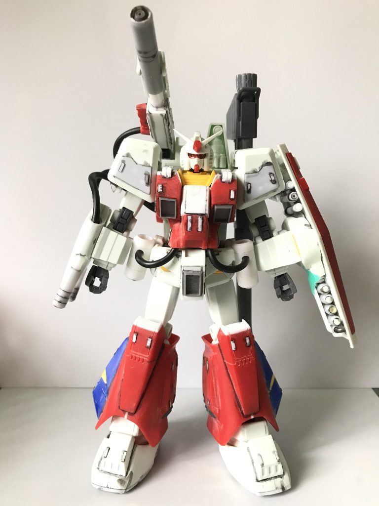 素組の写真はリアルタイプガンダムを見てください。
写真が載せきれませんでした。
1番加工が大変だったのは胸部パーツで、
ガンダム本体と合わしながら切って詰めて貼って取り付けてます。
肩は幅増し、足は幅詰めしてます。
全ての装甲は磁石で固定しています。
背中のキャノンはプラ板とプラパイプ、純正の一部を使用してロケット砲からビーム砲に変えてます。