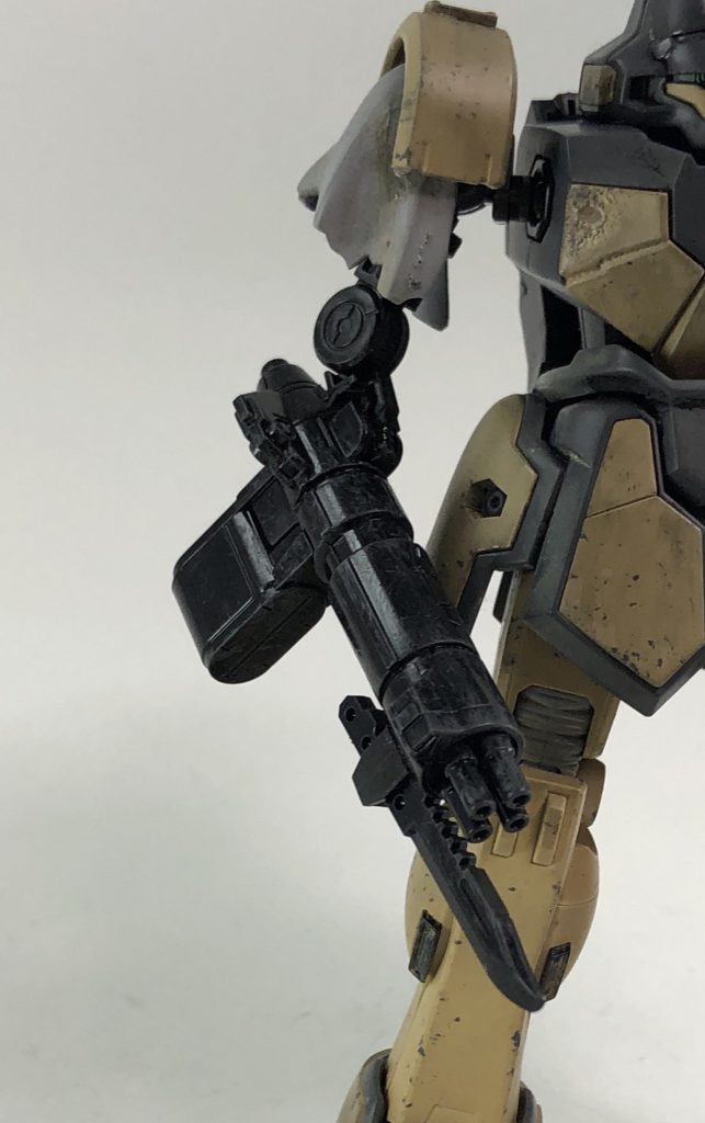 マントに隠した武器腕は鉄血のガンダムフレームにアクトザクについていたガトリングででっち上げました。近接用のナイフはアスタロトのモノです。