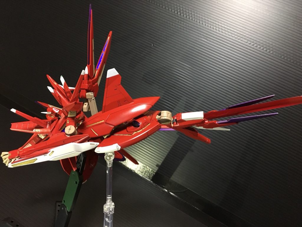 ## GNバスターサーベル 
足首ユニットはフレームを残して丸々変更。バスターソード化を一番悩まされた部分なだけあってとっても気に入っています☆
また、全武装に射撃機能を持たせるのも目標だったのでターンXのような要領で足からも撃ってきます。