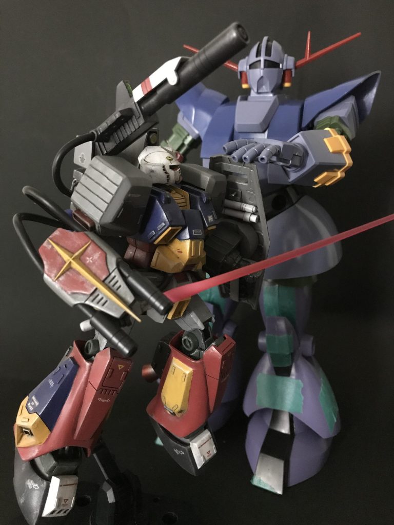 箱絵のパーフェクトジオングと並べてみました。
ドムの足はマスキングテープで止めてまして更にドムの足の上にただジオングを乗せてます。
次はパーフェクトジオングを作ります。