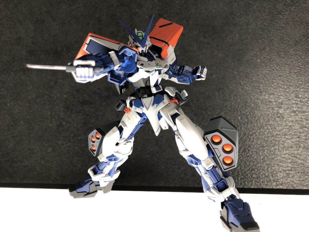 腰とつま先、踵のアーマーシュナイダーはブルーフレームのものですね！今回もオール缶スプレー塗装の作品ですが、やはり各部分のマスキングが大変でしたね(: ˘ω˘ )