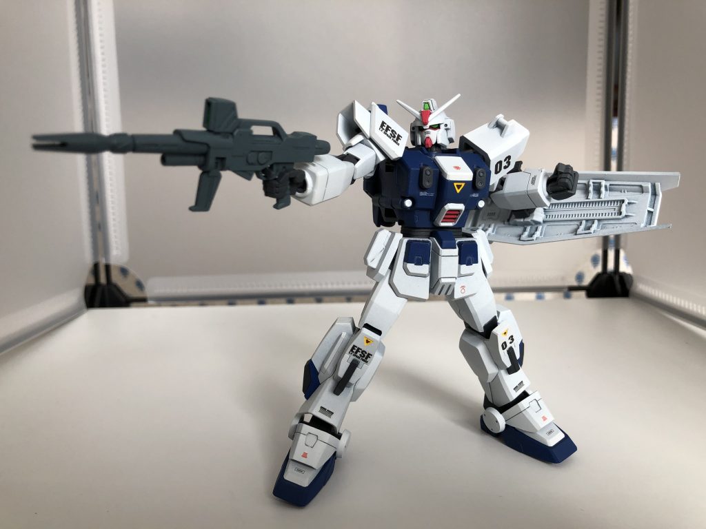 アクションポーズっぽく。
一部デカール剥がれてたうえ、この後左肩の軸が折れました。。。
EXAM版と比べると可動など古さを感じますが、全体的なスタイルと造形は負けていないと思います。