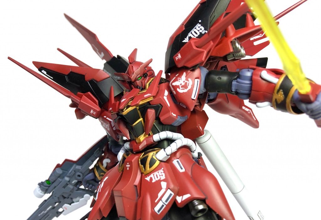 こちらはガンダムヘッドモード。いわゆるマスク割れです。マスクと指揮官アンテナがない状態で、中央のモノアイも破損しているためツインアイになっている、というイメージです。