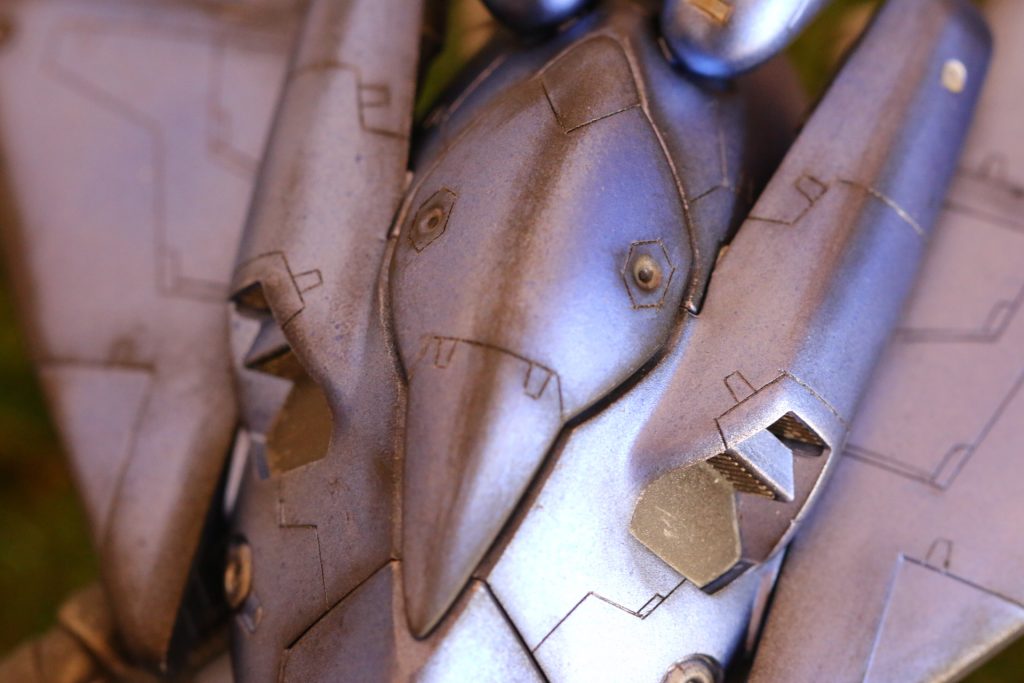 【装甲上部】
追加モールド。と言っても、特別な事はほとんどしてないので、見栄えが少しするだけですけど。
このキットの優秀な点は、合わせ目がほとんど出ない点です。上手いこと隠して制作できるので、割合さくさく作れましたね。