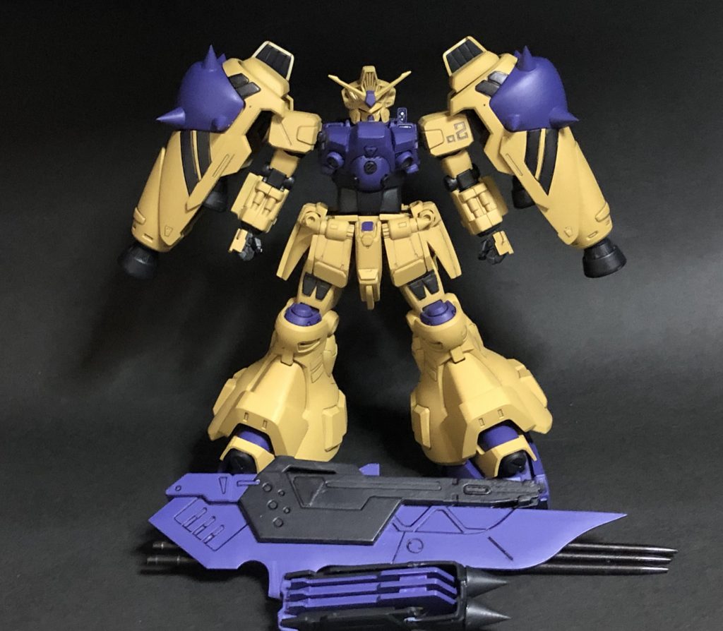 プラ板プラ棒やM.S.Gで装甲とディテール追加し、武器は1/100ガンダムアストレイゴールドフレームアマツのものを使用しています。
元々の配色と色数を参考にしようとしましたが考え付かず、色数は減らしています。
結果的に、バランス良くまとめられたと思います。