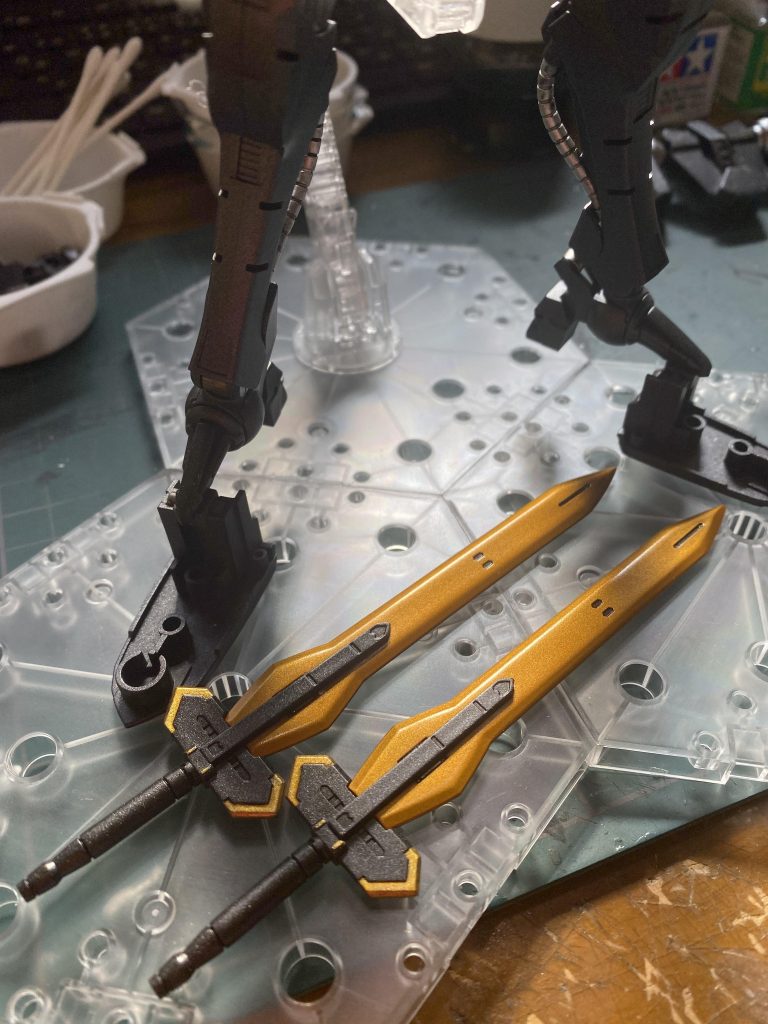 バエルソードは本体の金色部分と色味を変えたかったのでヴィクトリーゴールドを使ってみました。